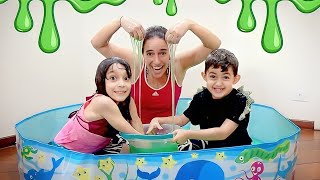 BABA DE SAPO NA MAMÃE ★ SLIME BUCKET CHALLENGE ★ Brincadeira de amoeba  Canal da Lelê e do Dudu [upl. by Yendis875]