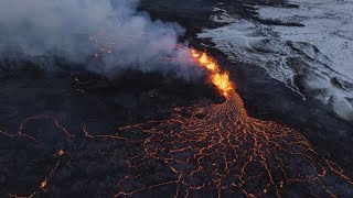 Islanda il vulcano nella penisola di Reykjanes torna a eruttare evacuata Grindavik [upl. by Etteluap]