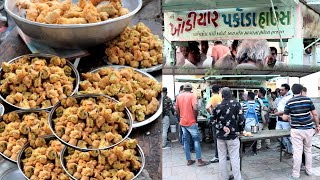 લાઇન લાગે પાઉં પકોડા માટે  jay Khodiyar Pakoda House  Bhavnagar food [upl. by Annairol359]