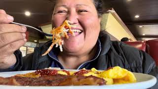 Denny’s restaurante en San Diego California le guarde un pancake 🥞 a Wendy [upl. by Ylagam]