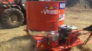 VALMETAL BEDDING CHOPPER SELFPROPELLED drvenie slamy sena biomasy [upl. by Clo]