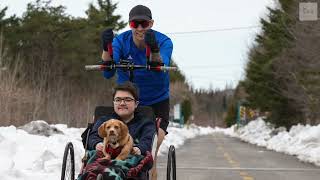 Courir des marathons avec son fils atteint de dystrophie [upl. by Ecreip]