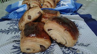 كرواسون  خبز بالشكلاطة Recette des croissants et pains au chocolat maison [upl. by Adnorrehs]