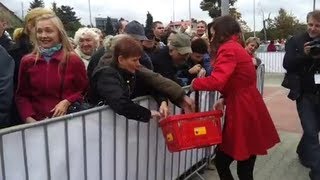 Otwarcie 2000 Biedronki  tłumy rzucają się na hostessy [upl. by Sina]