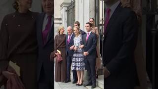 El rey JuanCarlos posa junto a sus hijas las infantas Elena y Cristina tras la boda de Almeida [upl. by Aihsakal]