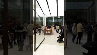 Dubai mall ke Apple store mein itni bheedtranding dubai [upl. by Docilu]