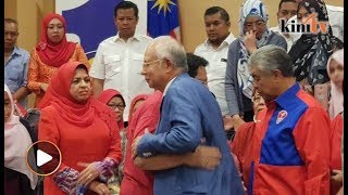 Najib letak jawatan presiden Umno pengerusi BN [upl. by Ailsun320]