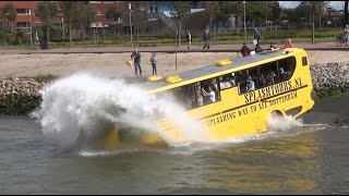 Amfibiebus  Busboot rijdt het water in [upl. by Aguayo]