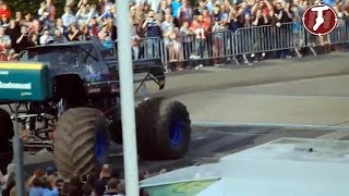 Accidente Monster Truck en Holanda  Monstertruck atropella publico multitud Haaksbergen Netherlands [upl. by Kiri18]