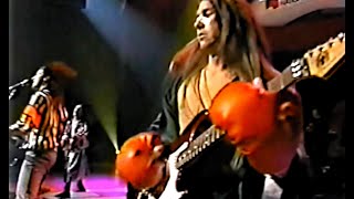 Jouer de la guitare avec des gants de boxe Méo Penché 1996 [upl. by Oicneserc]