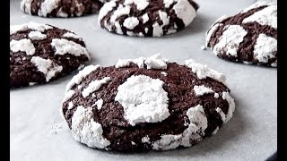 CHOCOLATE CRINKLES  Craquelés au chocolat  RECETTE [upl. by Ynafetse733]