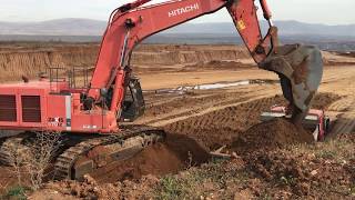 Hitachi Zaxis 670 Excavator Loading Trucks With Three Passes [upl. by Thaddeus]