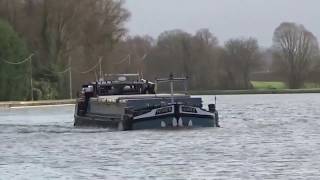 Péniche dans la tempête [upl. by Htezil750]