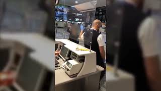 Addetto dellaeroporto Milano Malpensa aggredito a colpi di scarpa [upl. by Narud]