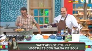 Salteado de pollo y vegetales con salsa de soja [upl. by Suruat979]