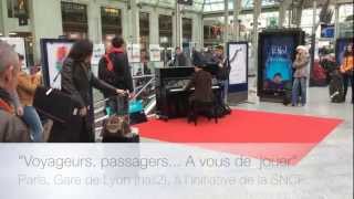 1 voyageur joue du piano au milieu de la gare de Paris Gare de Lyon A VOUS DE JOUER [upl. by Katz168]