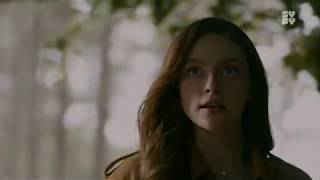 Legacies 1x04  Lizzie Josie amp Hope tuent lArachnée VF [upl. by Amoritta]