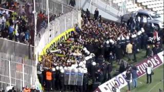 BESIKTAS FENERBAHCE 2011 22 fb taraftarlarının tribüne sahadan girişi [upl. by Esther]