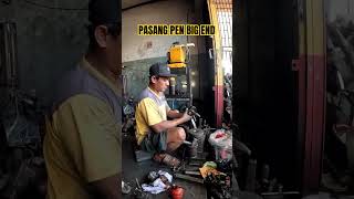 TEKNIK MEKANIK PASANG PEN BIG END BANDUL KRUK AS mekanikbengkel bengkelmotor youtubeshorts [upl. by Divadnoj]