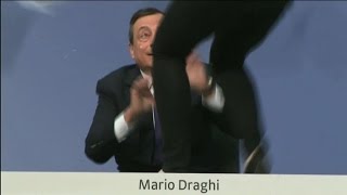 Draghi aggredito da una manifestante Bce dittaturaNUDE NEWS [upl. by Annehcu]