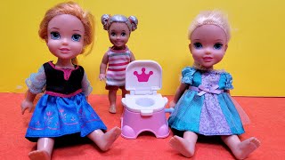 Potty training  Elsa amp Anna toddlers  Barbie dolls [upl. by Hazelton570]