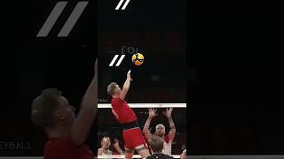 Smart play of the middle blocker 👏 epicvolleyball volleyballworld volleyball [upl. by Acir901]