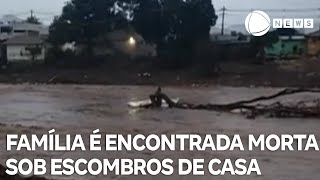 Família é encontrada morta sob escombros de casa no RS [upl. by Cherise868]