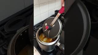 Frango ao molho com mandioca e cenoura na panela de pressão [upl. by Mazonson]