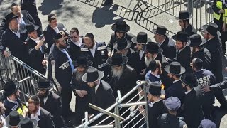 Satmar Rebbe R’ Zalmen Leib Arriving To The Levaya Of Skulener Rebbe ZT”L  האדמו”ר מסאטמאר [upl. by Scholz]