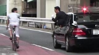 警視庁SP箱乗り 安倍晋三総理大臣 警護車 パトカー SP 激しく自転車を警戒 Japanese Prime minister Motorcade 201369 [upl. by Aselehc325]