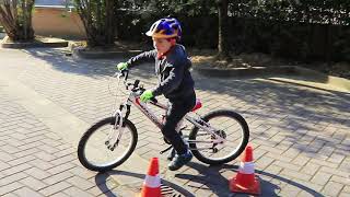 Insegnare ai bambini ad andare in bici  togliere le ruote stabilizzatrici laterali [upl. by Amado584]