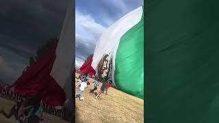 Niños ayudando a militares con la bandera banderademexico bandera niñosayudando 15septiembre [upl. by Aleafar]