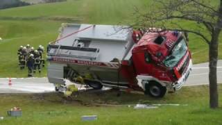 Feuerwehrfahrzeug verunglückt auf Einsatzfahrt [upl. by Yard]