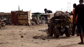 Toxic pollution cause by burning ewaste in Agbogbloshie Ghana in French [upl. by Brawner]