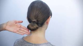 Come realizzare un semplice chignon con capelli lunghi o medi [upl. by Weinert613]