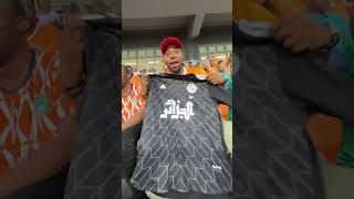 ELLE DISTRIBUE DES MAILLOTS DE L’ALGÉRIE AU STADE [upl. by Singhal]