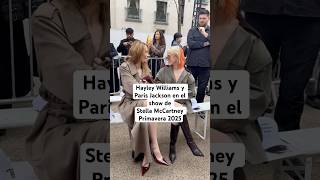 Hayley Williams saludando a Paris Jackson en el show del Stella McCartney Primavera 2025 [upl. by Eugene]