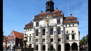 Das Glockenspiel Carillon im Rathaus Lüneburg spielt quotEs war ein Schäfer und eine Schäferinquot [upl. by Semmes38]