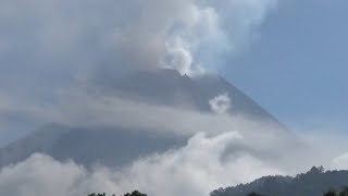 Merapi Tampak Aneh Hari Ini  Ada apa [upl. by Eenafets]