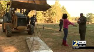 Cemetery director opens vault of man whom family says is not buried in right spot  WSBTV [upl. by Sparke]