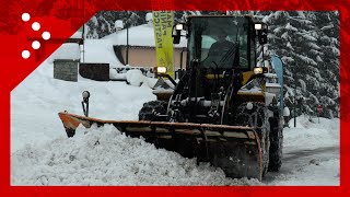 Neve a Madesimo aumenta lintensità dei fiocchi ruspe al lavoro per sgomberare le strade [upl. by Anelhtac]