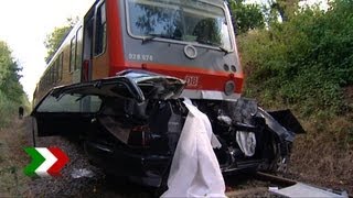 Tödlicher Verkehrsunfall auf Bahngleisen  Pkw in Unna vom Zug erfasst [upl. by Laemsi]