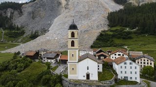 Felsmassen verfehlen Schweizer Dorf Brienz nur knapp [upl. by Anait]