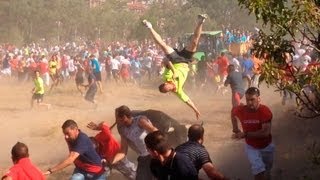 Toro de La Vega lanza a un hombre por los aires [upl. by Yxel125]