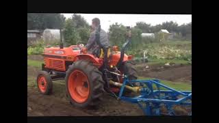 Kubota L2350 25HP lifting potatoes [upl. by Ainig]