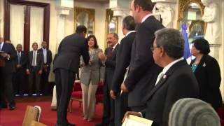 El presidente Medina entrega premio a ganador concurso Pupitre Dominicano [upl. by Nnairret]