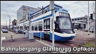 Kleiner Glattalbahn Bahnübergang beim Bahnhof Glattbrugg [upl. by Enyalaj]