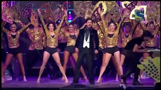 Shah Rukh Khans Grand Entry in Filmfare Awards  SRK  Karan Johar  Kapil Sharma  Filmfare [upl. by Retsbew]