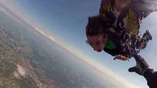 15 PARACHUTISME et HANDICAP Saut de Julie par Olivier le 04août2013 [upl. by Akkahs83]