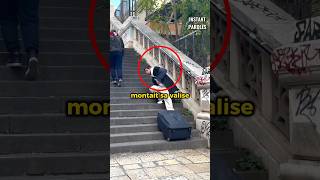 Cet homme plâtré en difficulté dans les escaliers se fait surprendre par la réaction des passants [upl. by Paulina]